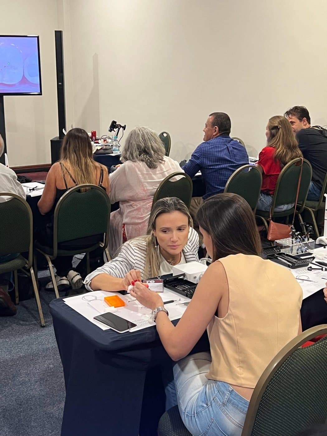 Dr. Jaqueline Amadeu Merino teaching a hands-on class